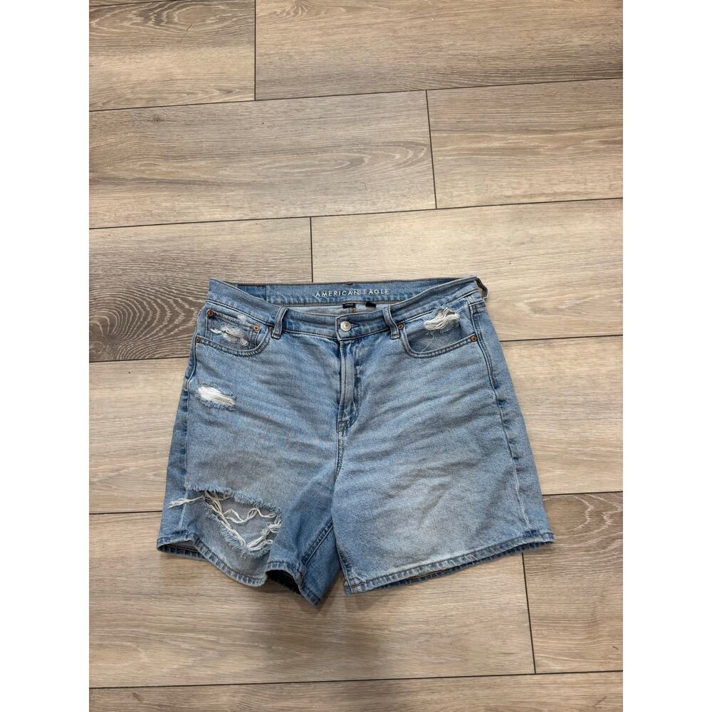American Eagle light  wash relaxed  jean short size 10 - Picture 2 of 9